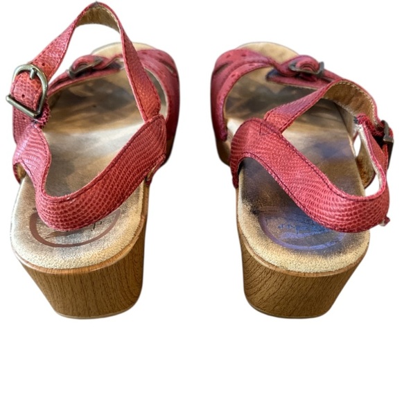 Dansko Sissy Gecko Burnished Red Platform Wedge Buckle Detail Sandal Size 37 - Picture 6 of 13